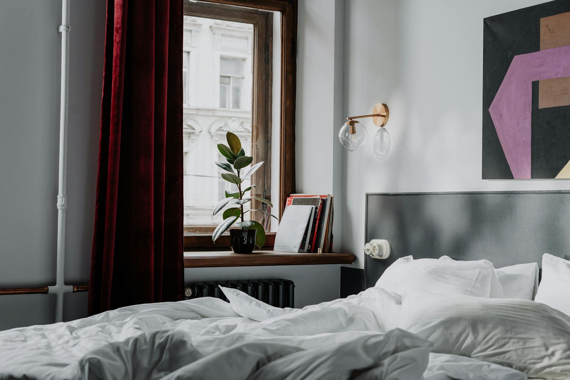 Nowoczesna sypialnia z białą pościelą i eleganckim wystrojem